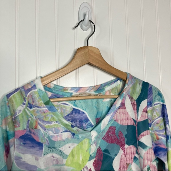 Soft Surroundings Top Small Floral Tropical Multicolor V-neck 3/4 Sleeve Shirt - Picture 2 of 10
